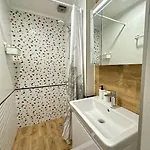 Spacious 3 Bedroom Step To Sea Garden And Apartment *