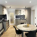 Apartment Spacious 3 Bedroom Step To Sea Garden And Warna