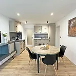 Spacious 3 Bedroom Step To Sea Garden And Apartment