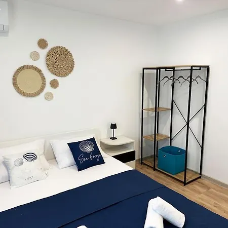 Spacious 3 Bedroom Step To Sea Garden And * Warna