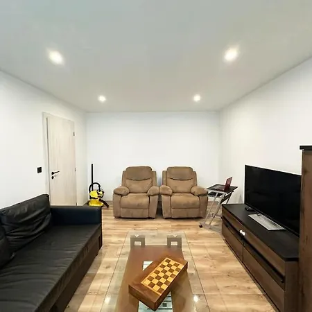 Spacious 3 Bedroom Step To Sea Garden And * Warna