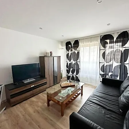 Spacious 3 Bedroom Step To Sea Garden And 公寓