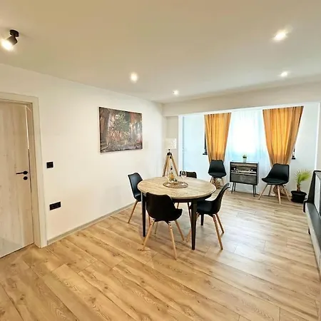 Spacious 3 Bedroom Step To Sea Garden And Apartment Warna